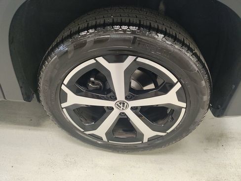 Used 2025 Volkswagen Tiguan SE AWD/4WD image 18