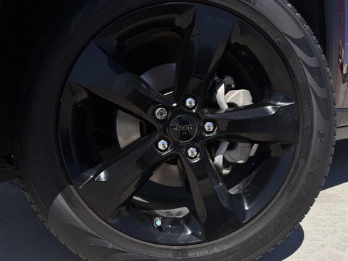 Used 2023 Jeep Grand Cherokee Limited w/ Black Appearance Package image 14