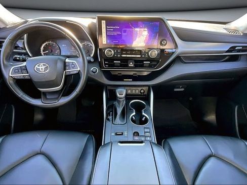 Used 2023 Toyota Highlander XLE image 7