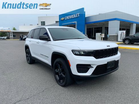 Used 2023 Jeep Grand Cherokee Altitude AWD/4WD image 1