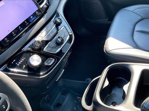 Used 2025 Chrysler Pacifica Select FWD image 16