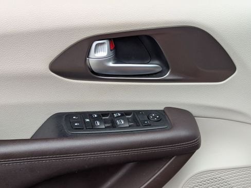 Used 2017 Chrysler Pacifica Touring Plus w/ Security Group image 12