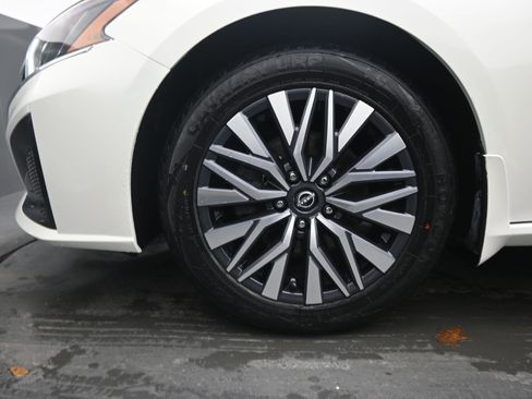 Used 2023 Nissan Altima 2.5 SV w/ SV Premium Package image 9