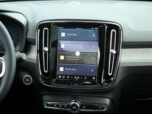 New 2025 Volvo XC40 B5 Plus w/ Protection Package Premier image 25