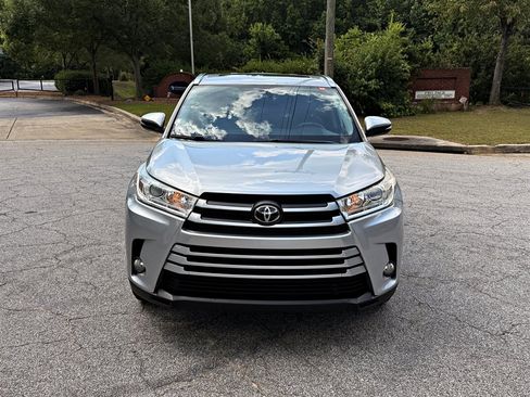 Used 2019 Toyota Highlander XLE FWD image 2