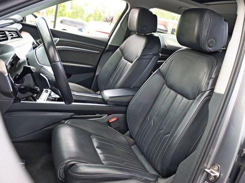 Used 2019 Audi e-tron Prestige w/ Prestige Package image 31