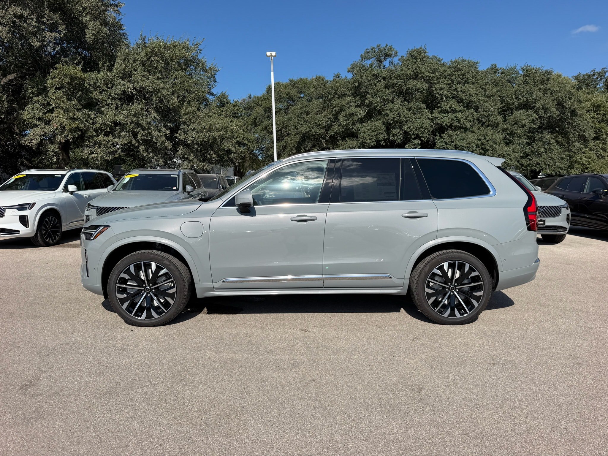 New 2027 Volvo XC90 T8 Plus AWD/4WD image 3