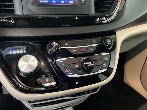 Used 2017 Chrysler Pacifica Touring FWD image 16