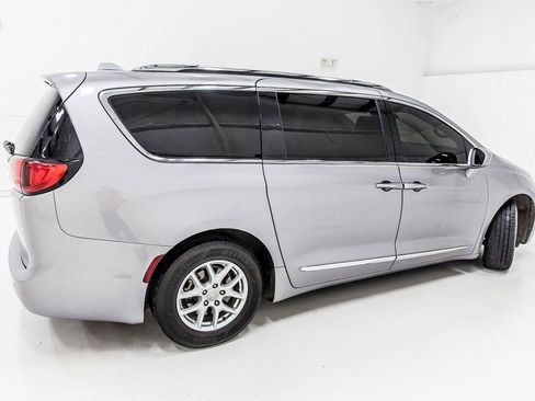 Used 2020 Chrysler Pacifica Touring-L image 8