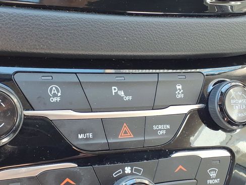 Used 2019 Chrysler Pacifica Touring-L image 17