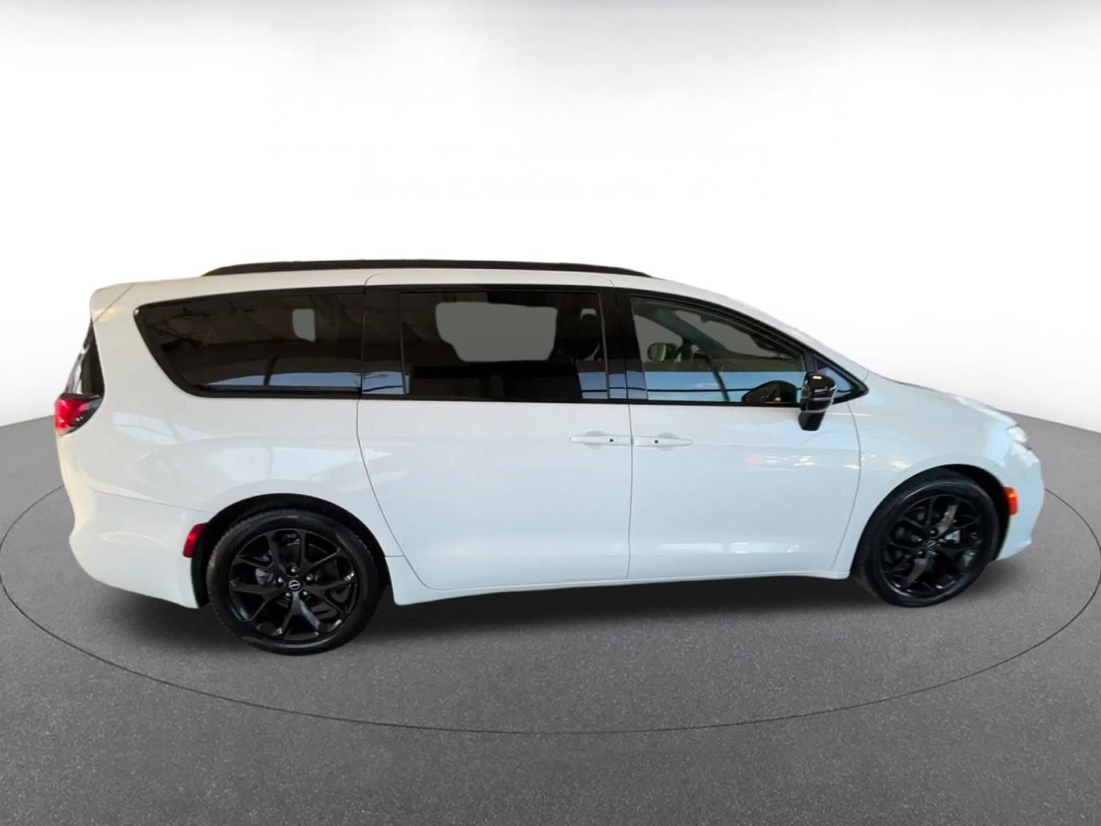 Used 2025 Chrysler Pacifica Limited FWD image 15