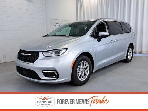Used 2023 Chrysler Pacifica Touring-L FWD image 1