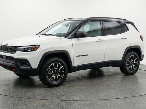 Used 2025 Jeep Compass Trailhawk image 3