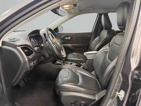 Used 2019 Jeep Cherokee Limited FWD image 12