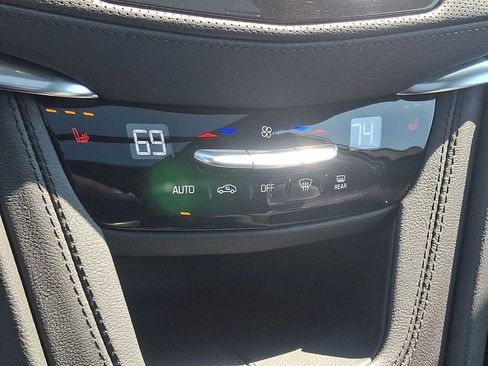 Used 2025 Cadillac XT6 Luxury AWD/4WD image 18