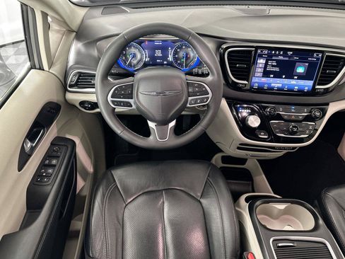 Used 2022 Chrysler Pacifica Touring-L FWD image 22