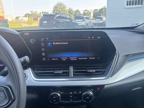 Used 2025 Chevrolet Trax LT FWD image 16
