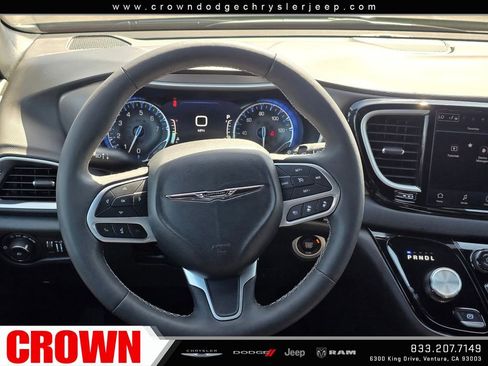 Used 2025 Chrysler Pacifica Select FWD image 15