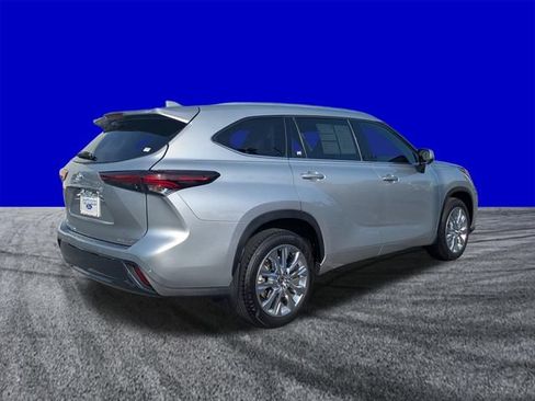 Used 2024 Toyota Highlander Limited FWD image 4