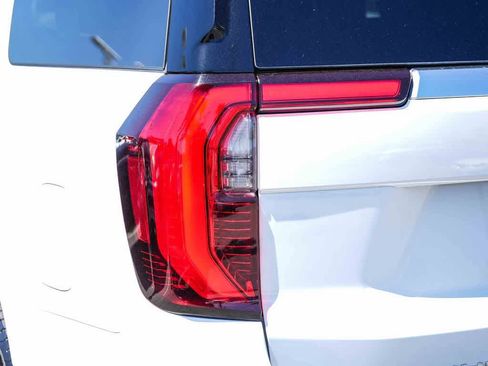 Used 2025 GMC Yukon XL Denali AWD/4WD image 9