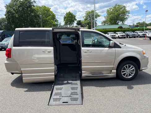 Used 2015 Dodge Grand Caravan SXT w/ Rear Park Assist Package FWD image 2