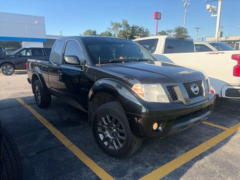 Used 2012 Nissan Frontier SV w/ Sport Appearance Pkg AWD/4WD image 3