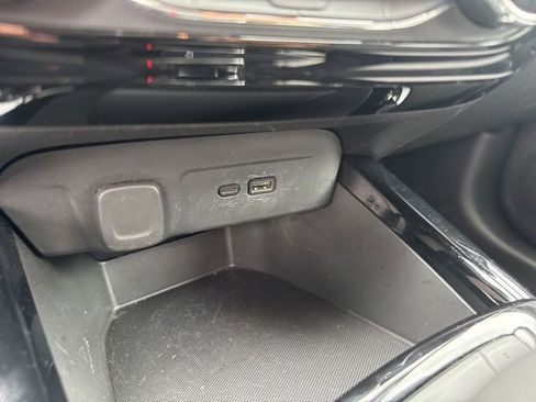 Used 2025 Chevrolet Trax LT FWD image 35