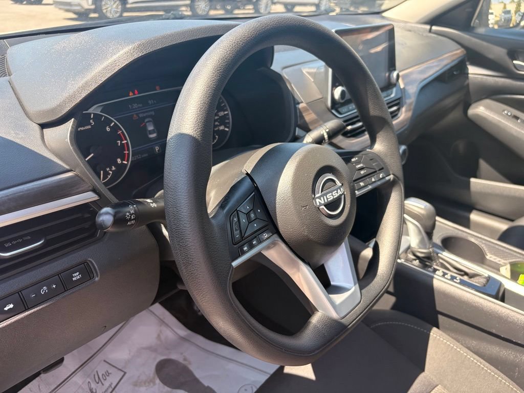 Used 2025 Nissan Altima 2.5 SV FWD image 9
