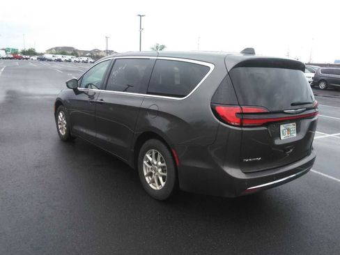 Used 2023 Chrysler Pacifica Touring-L image 2