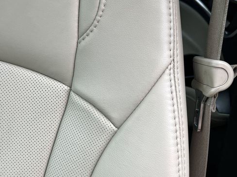 Used 2018 Buick Enclave Essence AWD/4WD image 12