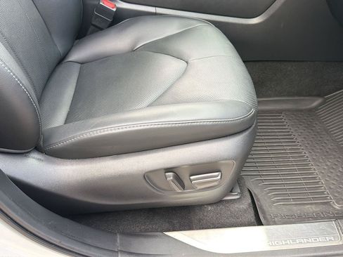Certified 2024 Toyota Highlander Limited AWD/4WD image 19