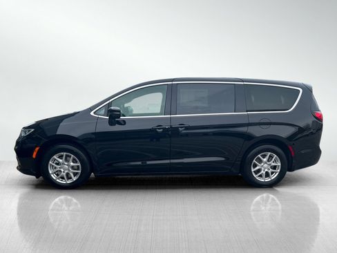 New 2026 Chrysler Pacifica Select image 3