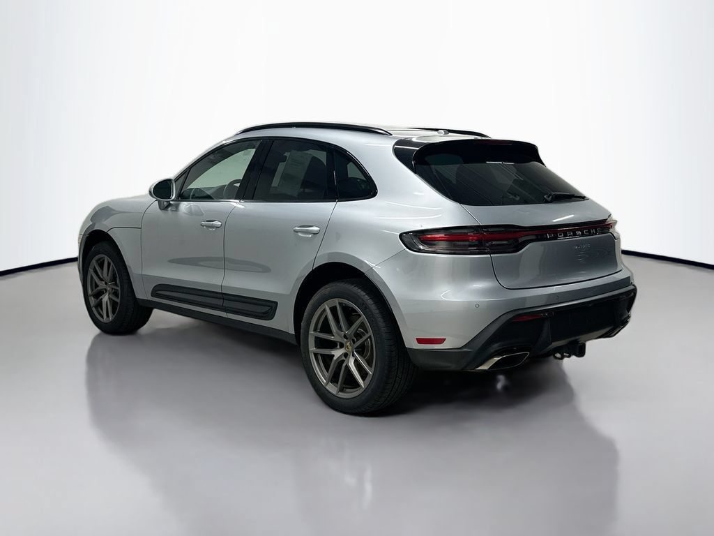 Certified 2025 Porsche Macan AWD/4WD image 3