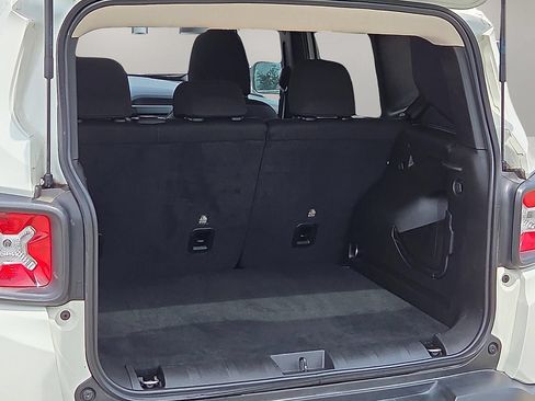Used 2023 Jeep Renegade Latitude AWD/4WD image 8