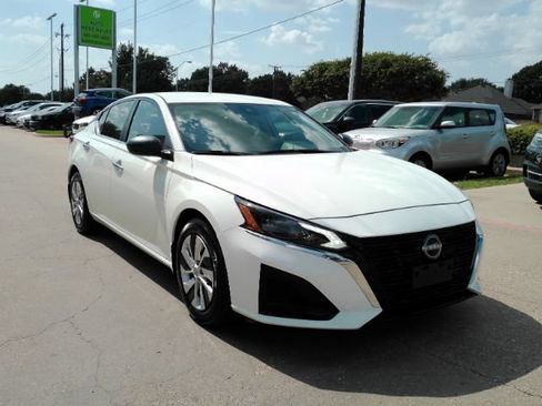 Used 2025 Nissan Altima 2.5 S FWD image 4