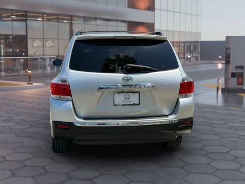 Used 2012 Toyota Highlander Limited w/ Tow Pkg FWD image 5