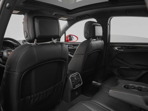 Certified 2026 Porsche Macan AWD/4WD image 38