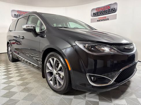 Used 2017 Chrysler Pacifica Limited w/ UConnect Theater Package FWD image 1