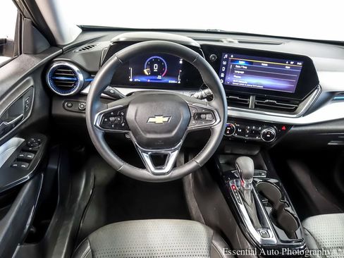 Used 2025 Chevrolet Trax LT w/ LT Convenience Package FWD image 12