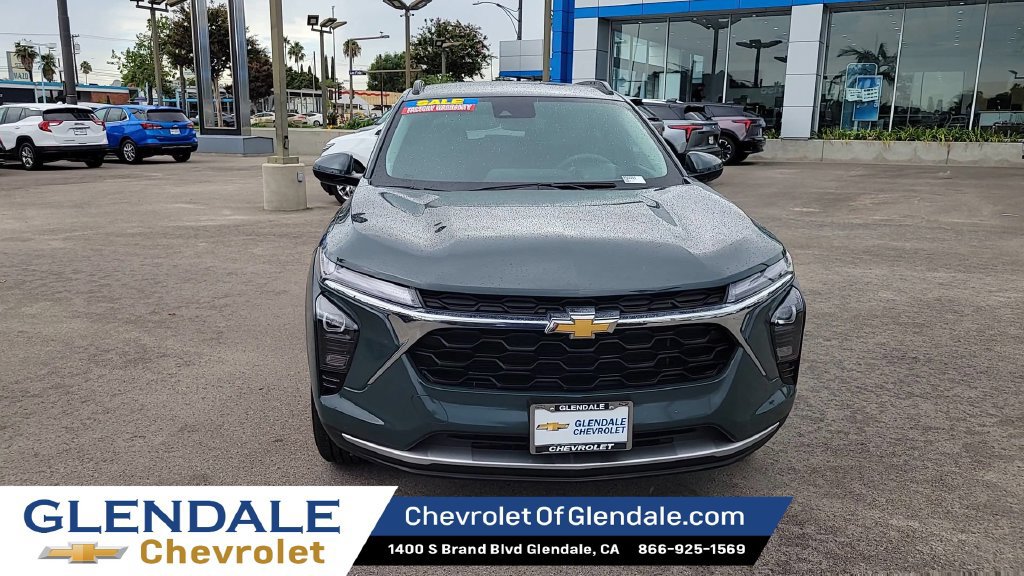Used 2025 Chevrolet Trax LT FWD image 3