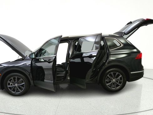 Used 2022 Volkswagen Tiguan SE w/ Panoramic Sunroof Package FWD image 11