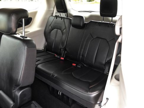 Used 2018 Chrysler Pacifica Touring-L Plus w/ Advanced Safetytec Group FWD image 45