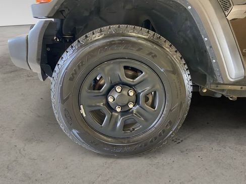 Used 2022 Jeep Gladiator Sport w/ Trailer Tow Package image 15