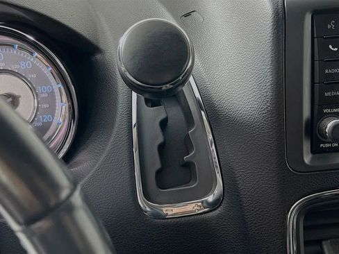 Used 2014 Chrysler Town & Country Touring image 17