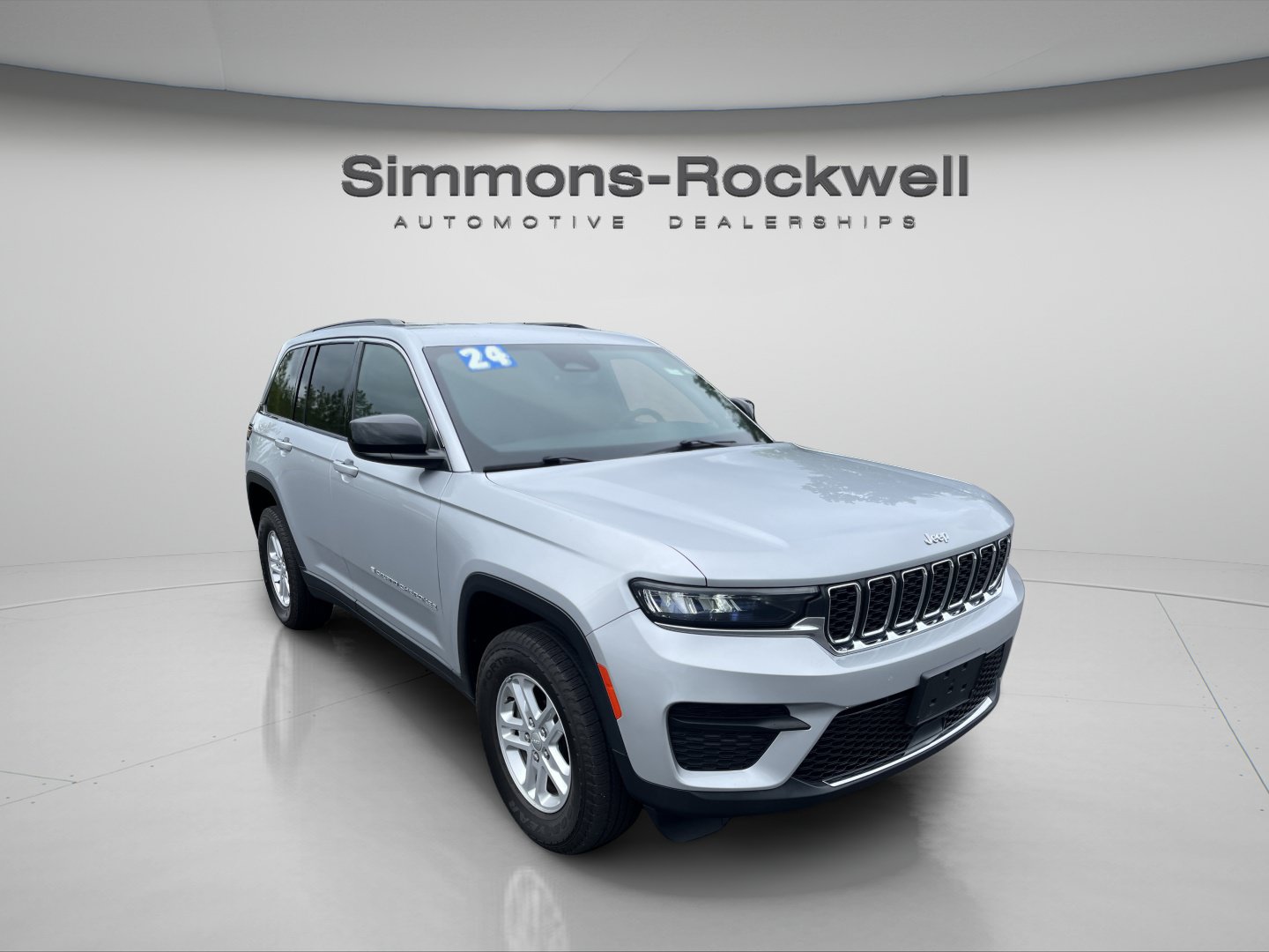 Used 2024 Jeep Grand Cherokee Laredo AWD/4WD image 7