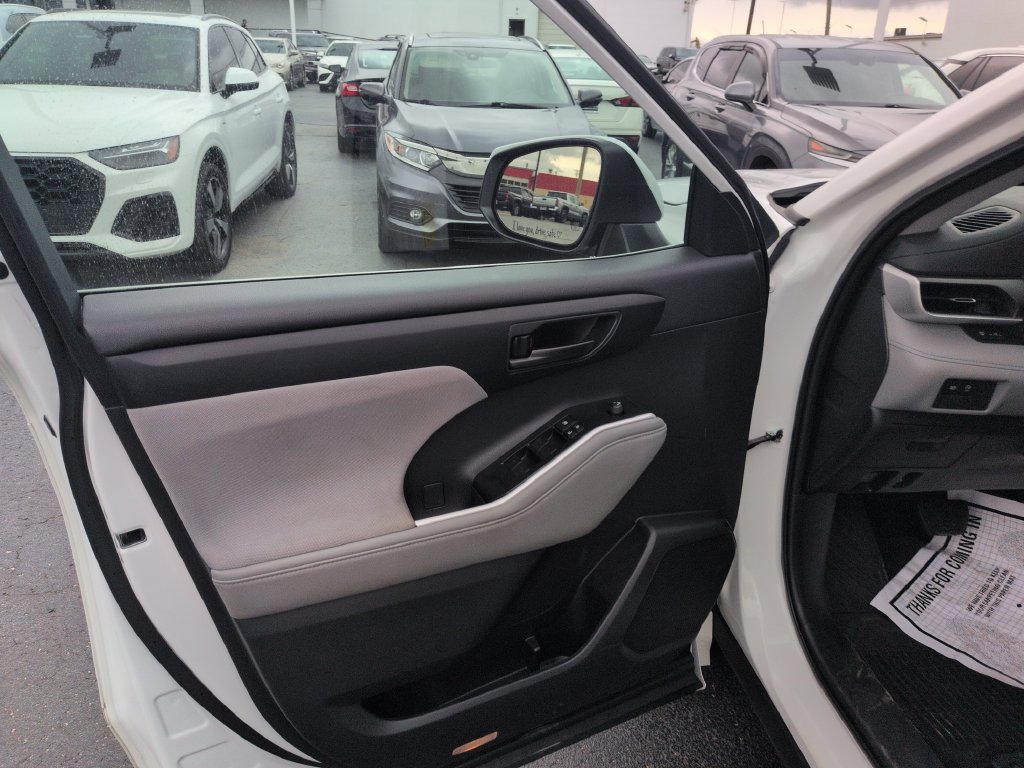 Used 2023 Toyota Highlander L FWD image 10