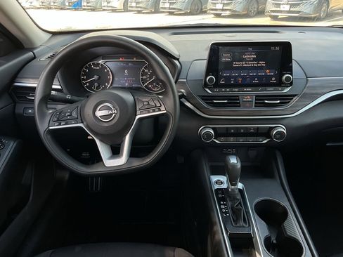 Used 2025 Nissan Altima 2.5 SV FWD image 12