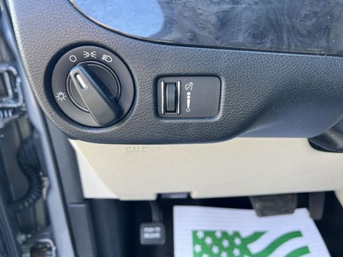 Used 2018 Dodge Grand Caravan SE w/ UConnect Hands-Free Group image 16