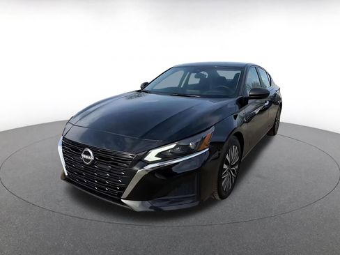 Used 2025 Nissan Altima 2.5 SV FWD image 7