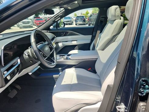 Used 2024 Cadillac Lyriq Luxury AWD/4WD image 13